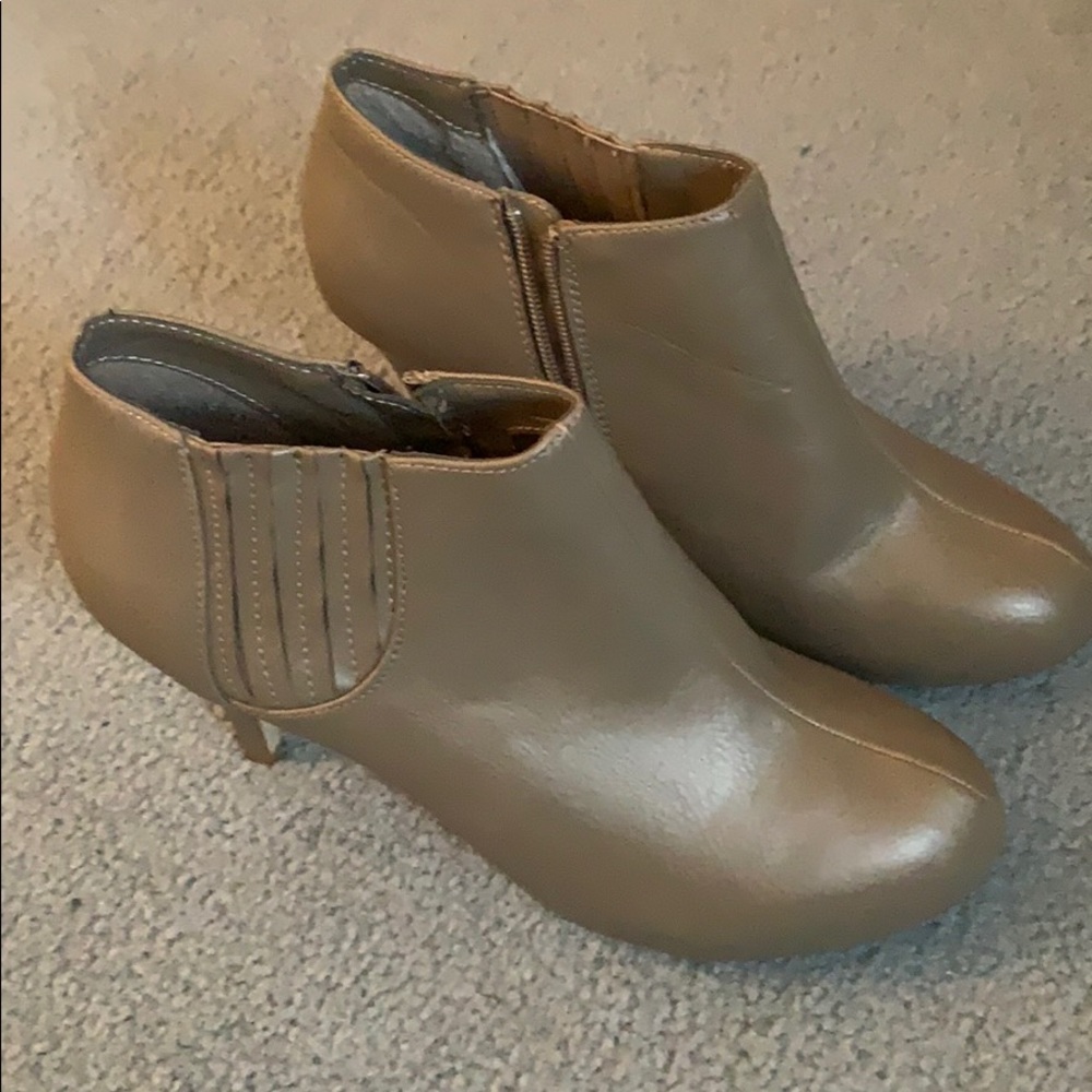 Boots with heel